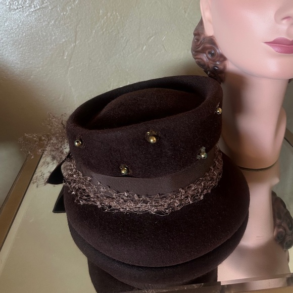 COMELY 1940s\' BROWN VELOUR FELT HAT + GOLD STUDS & VEILING main image 10